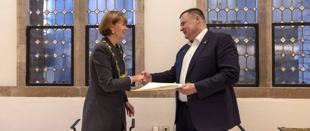 Mayor of Cologne, Henriette Reker, and Mayor of Dnipro, Borys Filatov, sign the twinning agreement between their cities. Photo copyright City of Cologne Thomas Banneyer Mayor of Cologne, Henriette Reker, and Mayor of Dnipro, Borys Filatov, sign the twinning agreement between their cities. Photo copyright City of Cologne Thomas Banneyer
